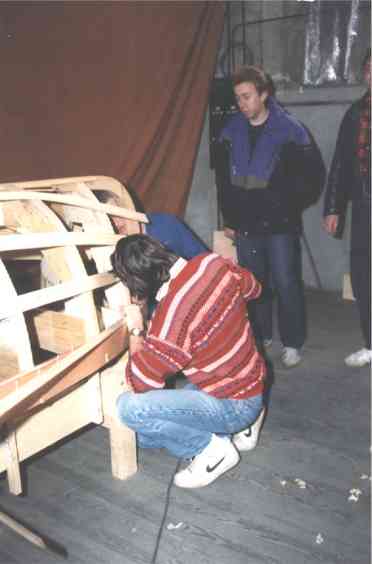 Avers K�rinou, je pose une latte de bois